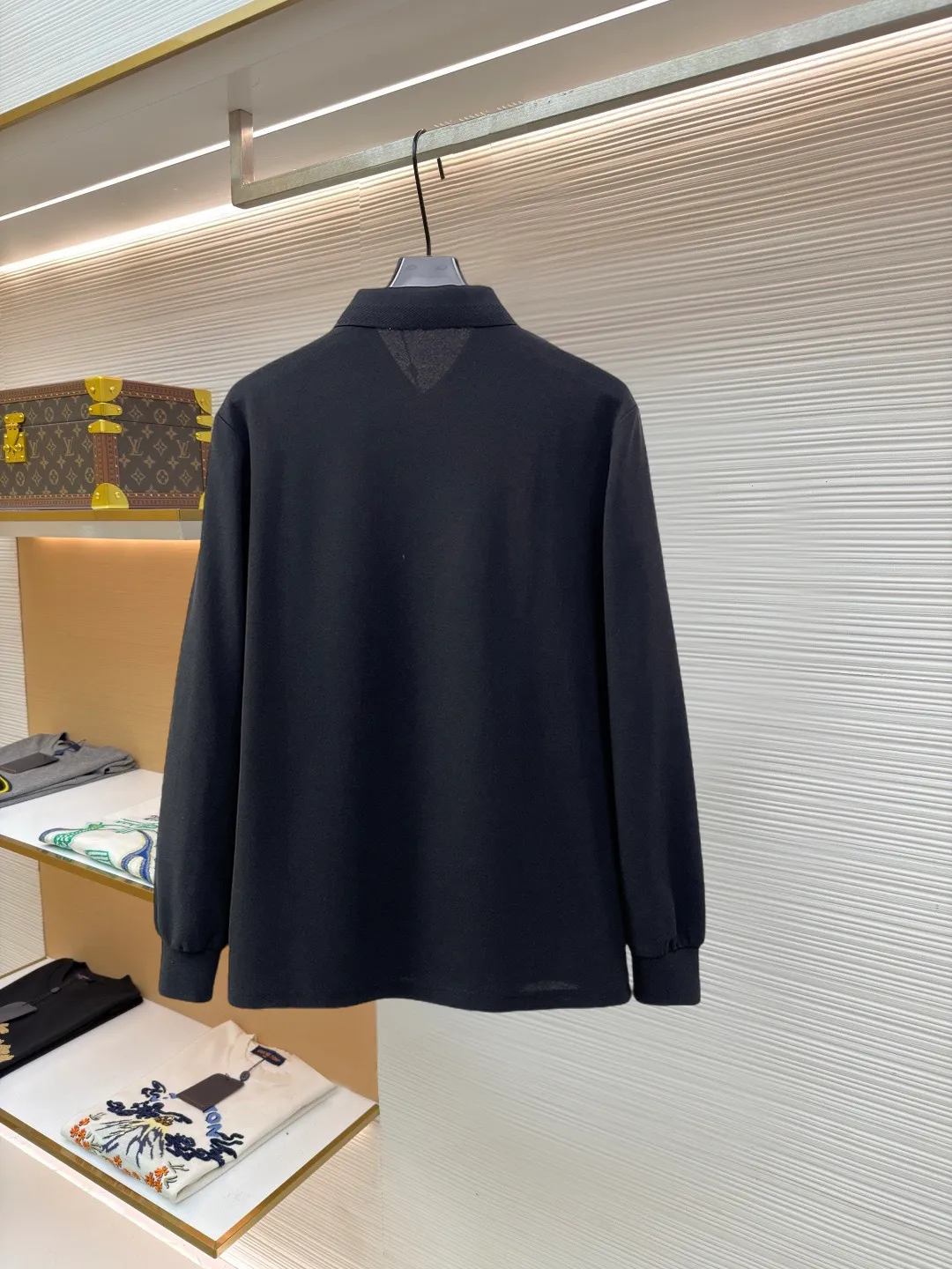 LP New Arrival long-sleeved Polo shirt, original fabric, official Same Style, made of pure cotton pique fabric, custom-made in the same vat, feels very comfortable and smooth, very wide and stylish, produced by factory for first-line brands, imported Behringer embroidery machine, embroidery is full and textured, collar and collar ribs are woven with imported yarn, does not deform after long-term wear, the most New Arrival style in autumn and winter, fashionable and individual Super Versatile and good-looking. It is very suitable for both men and women. It is a must-have for everyone. Size: M-XXXL